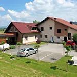 Elegant And Stylish Retreat With Terrace - Three Bedroom With Terrace Apartman Brežice
