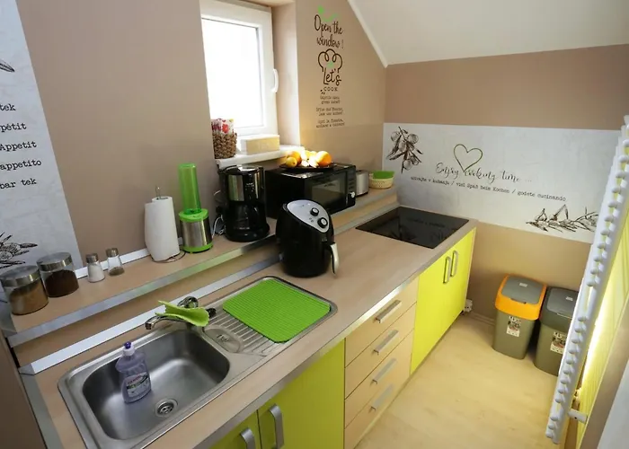 Апартаменты Elegant And Stylish Retreat With Terrace - Three Bedroom With Terrace Брежице